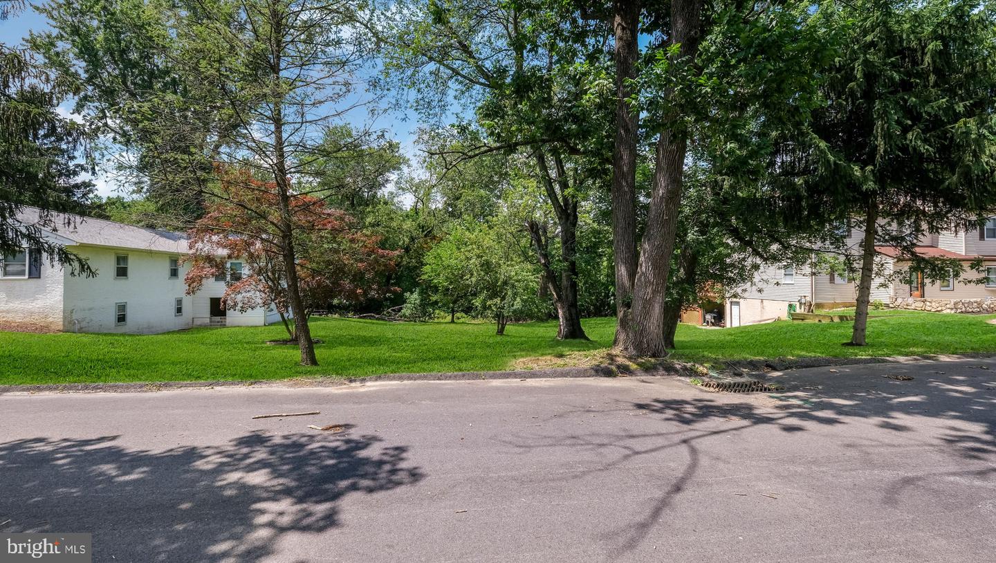 1813 Manor Ave Property Photo 3