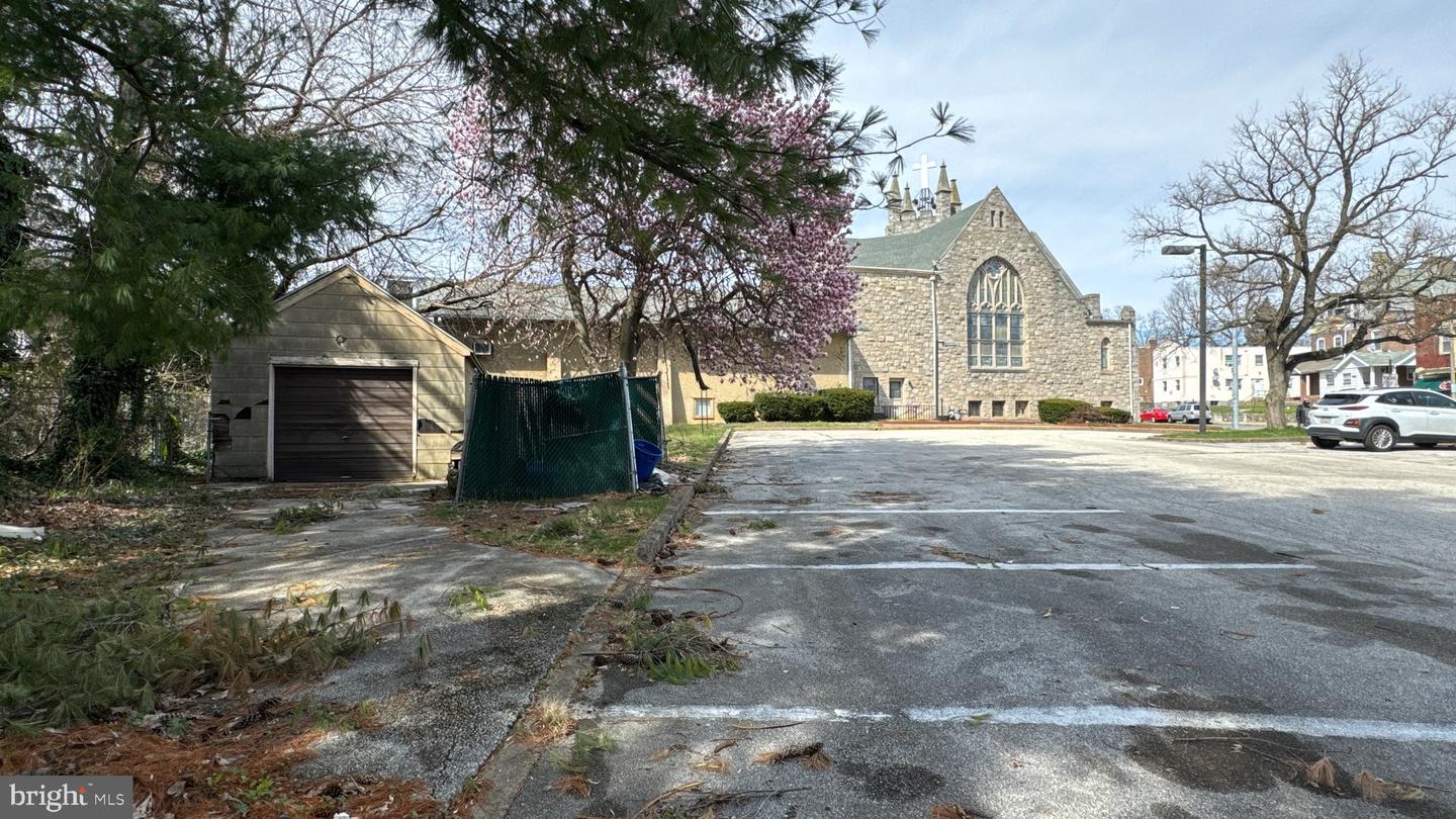 1712 W Providence Ave Property Photo 3
