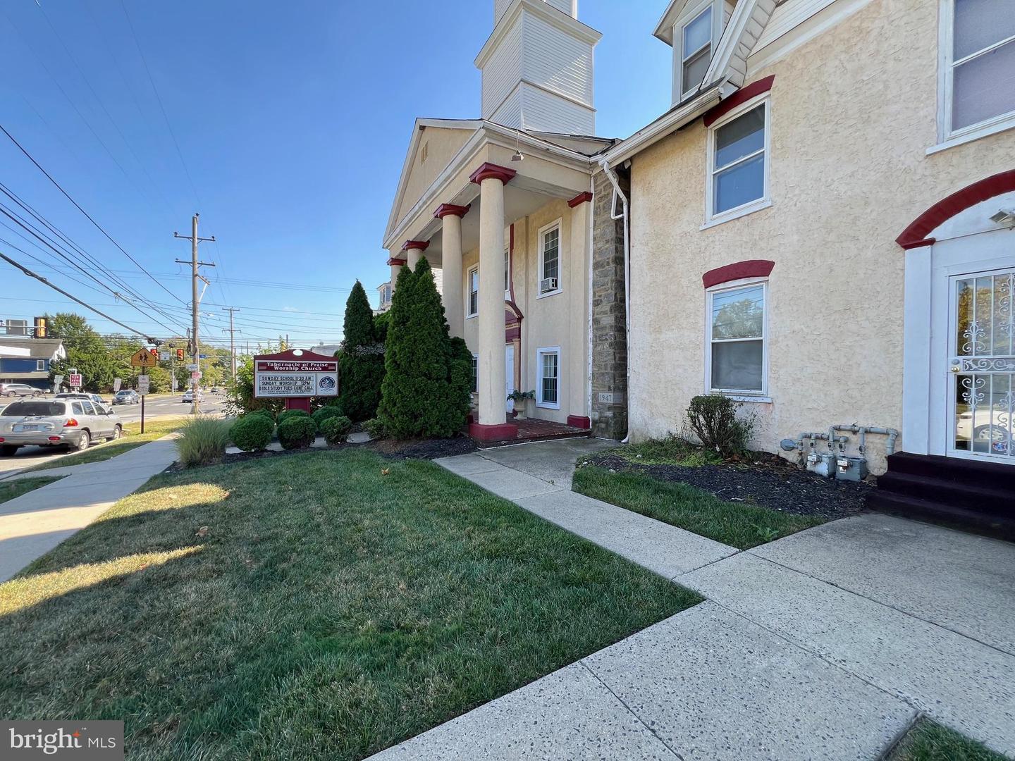 910 Highland Ave Property Photo 3