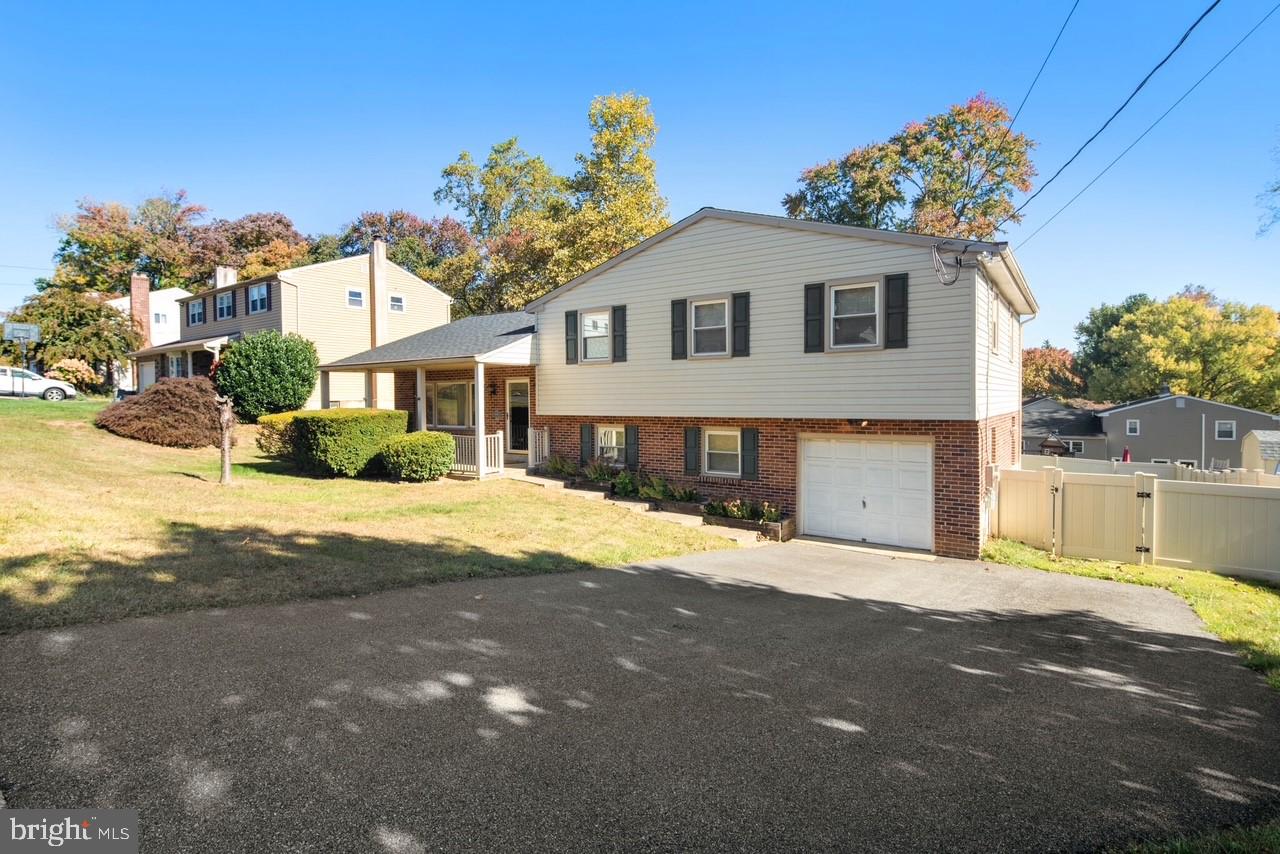 3025 Highwoods Dr Property Photo 3