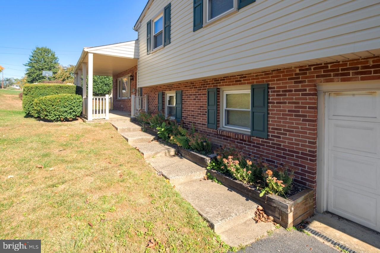 3025 Highwoods Dr Property Photo 6