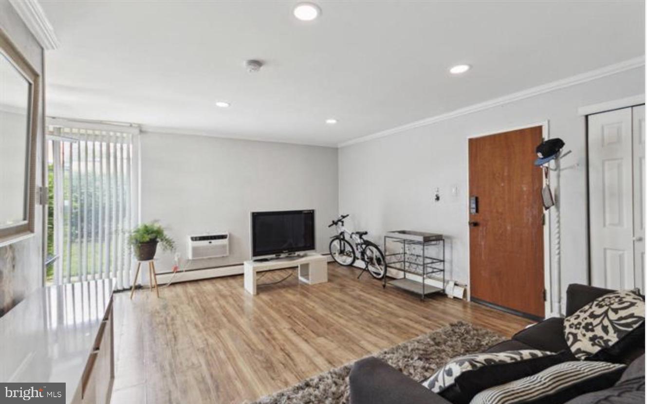 100 E Glenolden Ave #r9 Property Photo 4