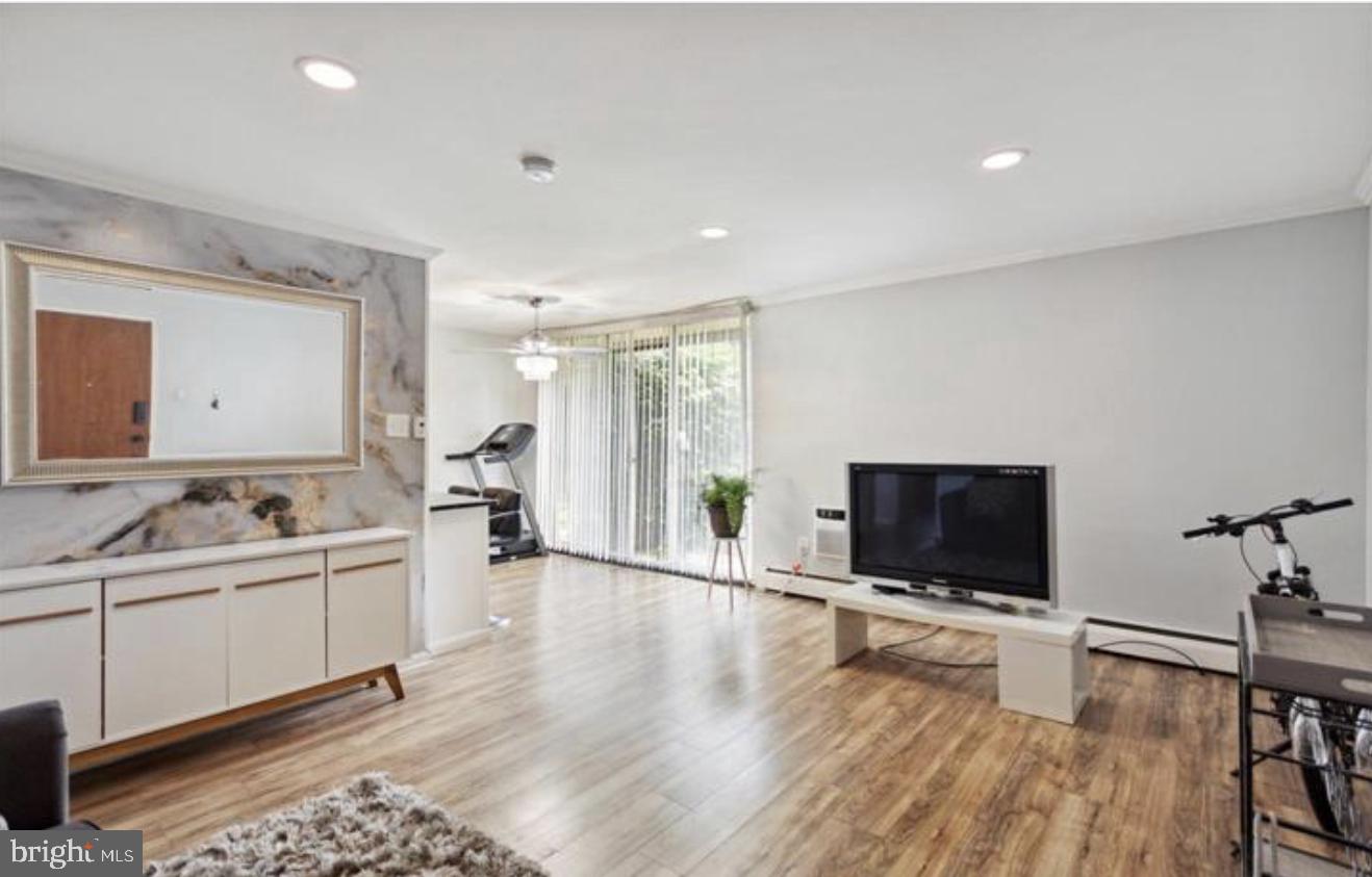 100 E Glenolden Ave #r9 Property Photo 6