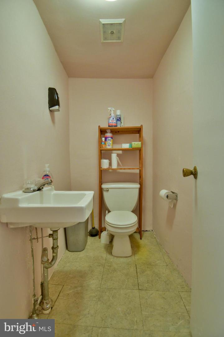 101 E 10th St Property Photo 22