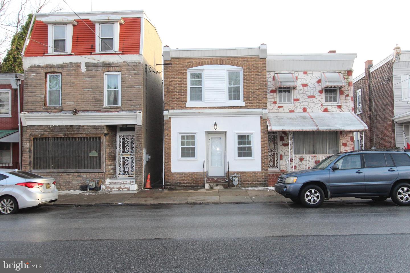 911 W 7th St Property Photo 1