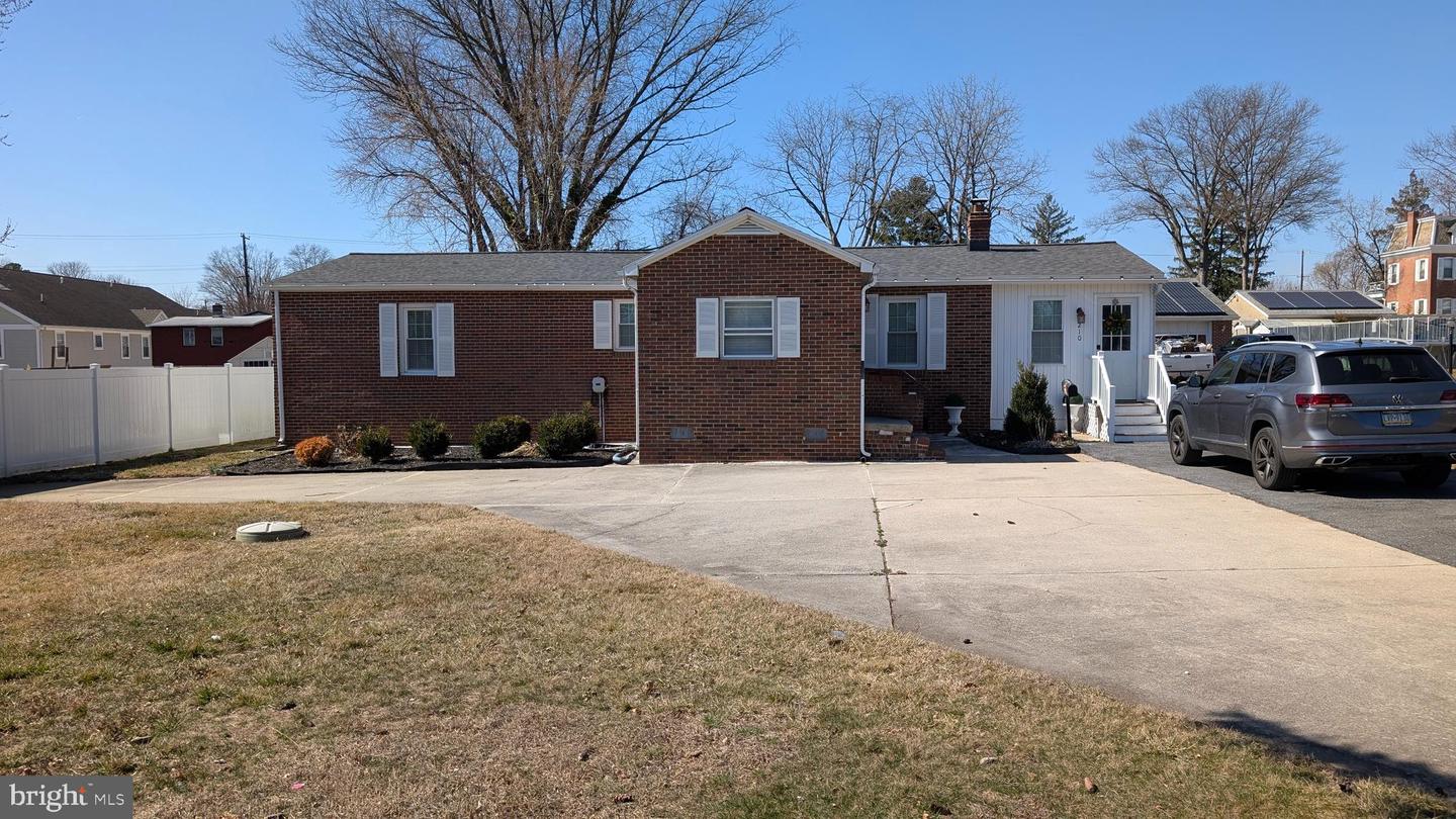 210 W Forestview Rd Property Photo
