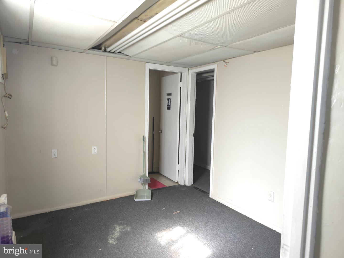 210 Long Ln Property Photo 5