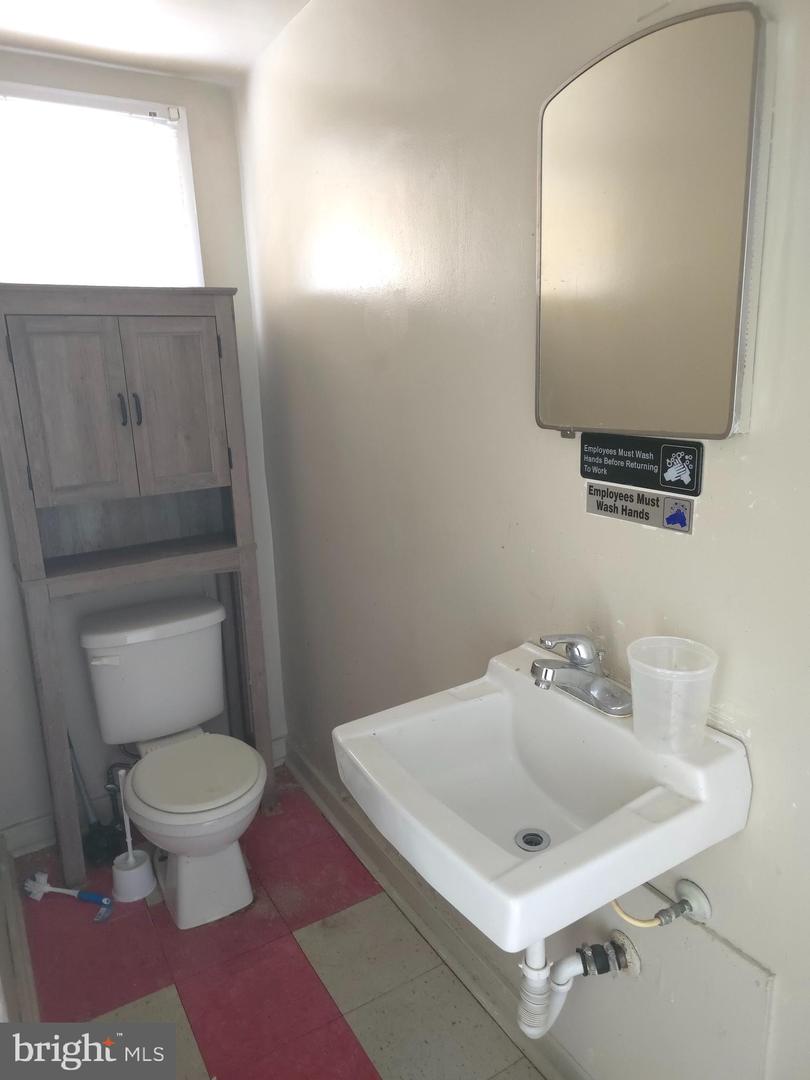 210 Long Ln Property Photo 6