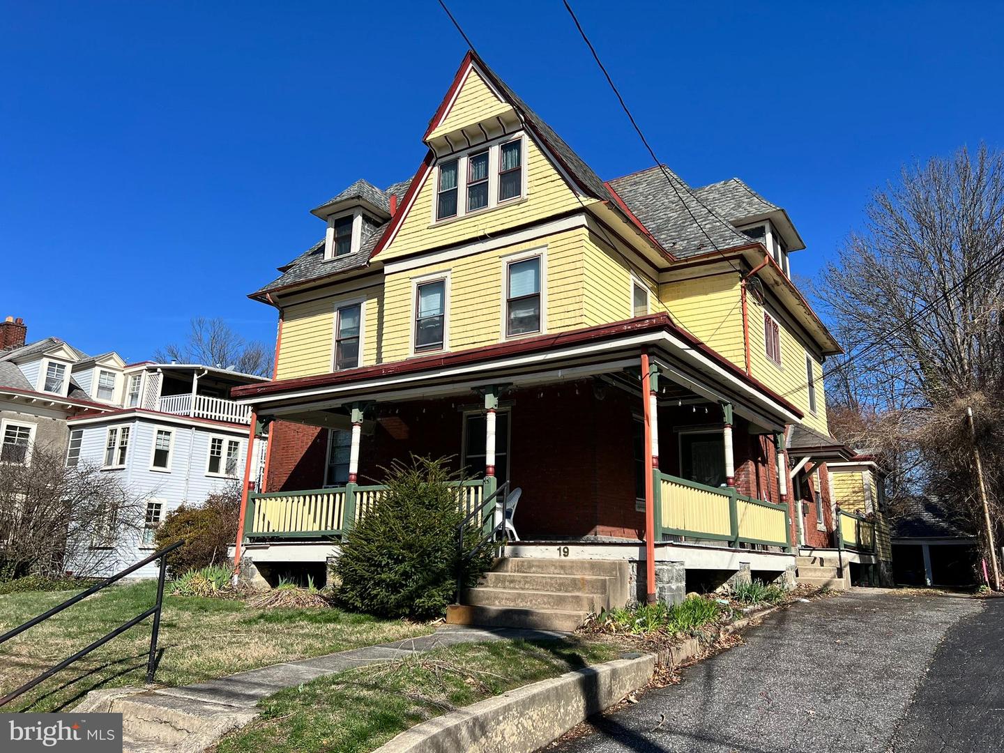19 W Stewart Ave Property Photo 1