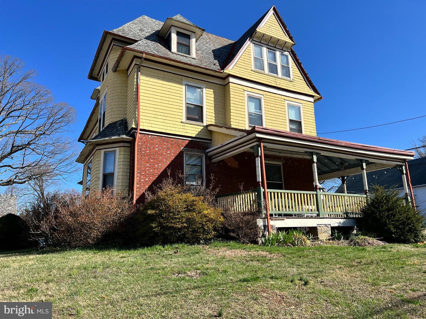 19 W Stewart Ave Property Photo 2