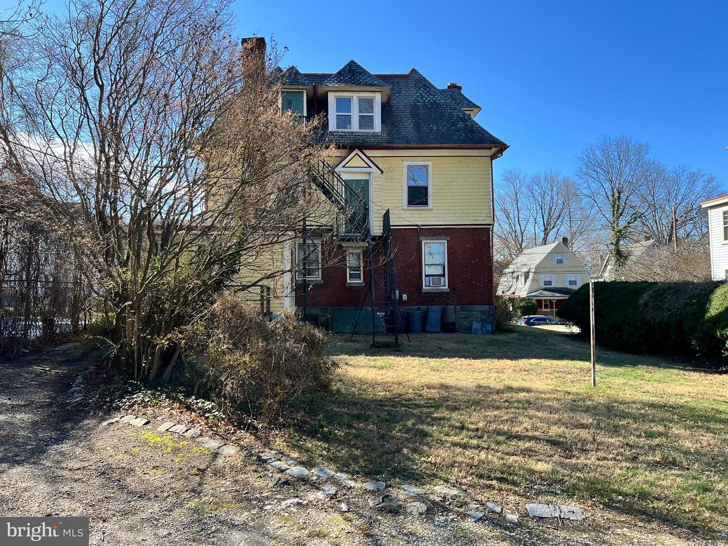 19 W Stewart Ave Property Photo 4