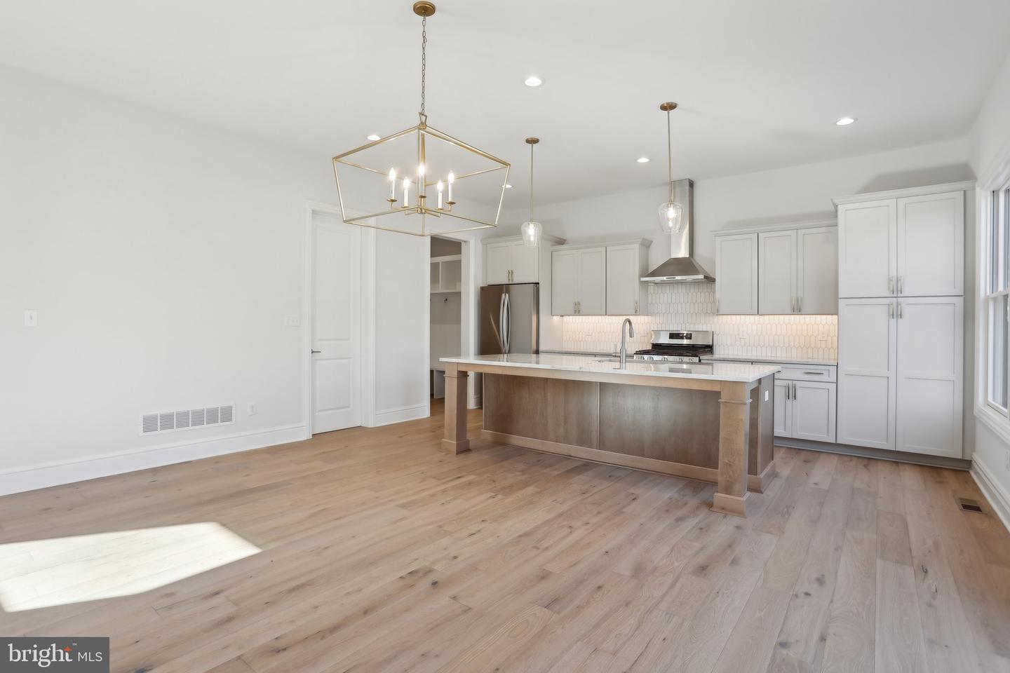 605 S Orange Street Property Photo 7