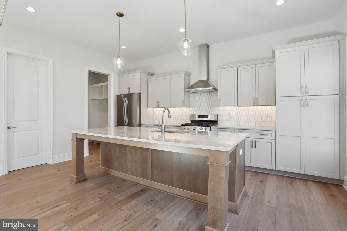 605 S Orange Street Property Photo 8