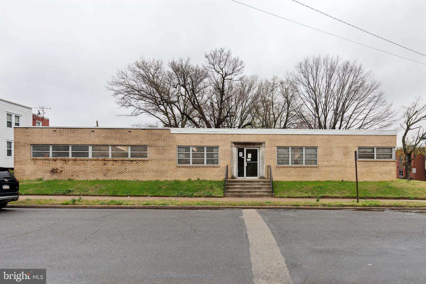 1453 Edgmont Ave Property Photo 3