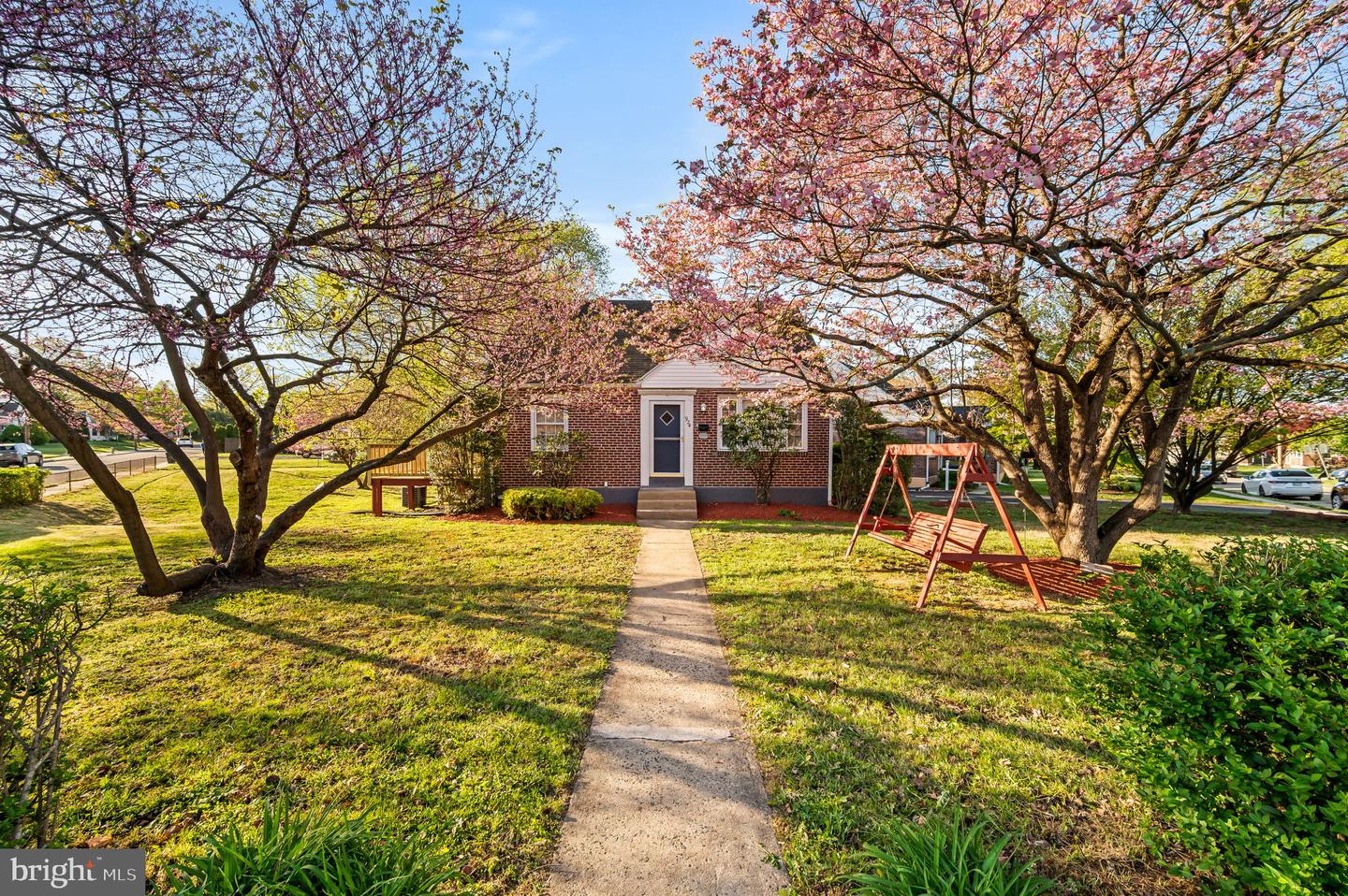 924 Village Rd Property Photo