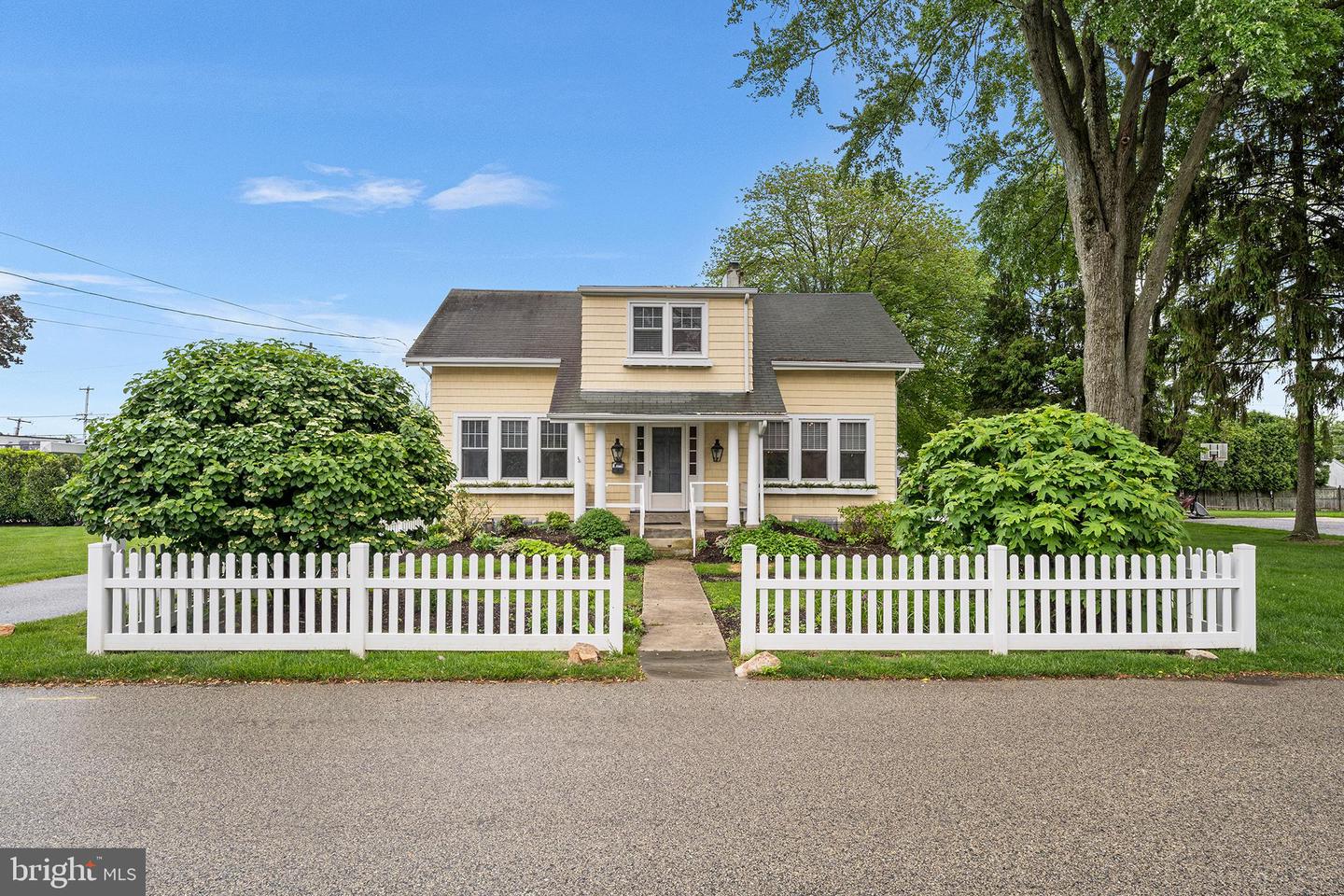 8 REESE AVE Property Photo 1