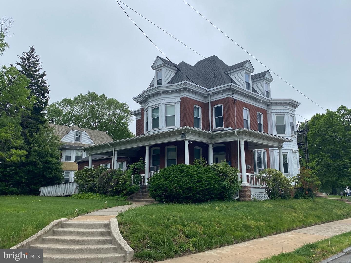 301 E 19th St Property Photo 1