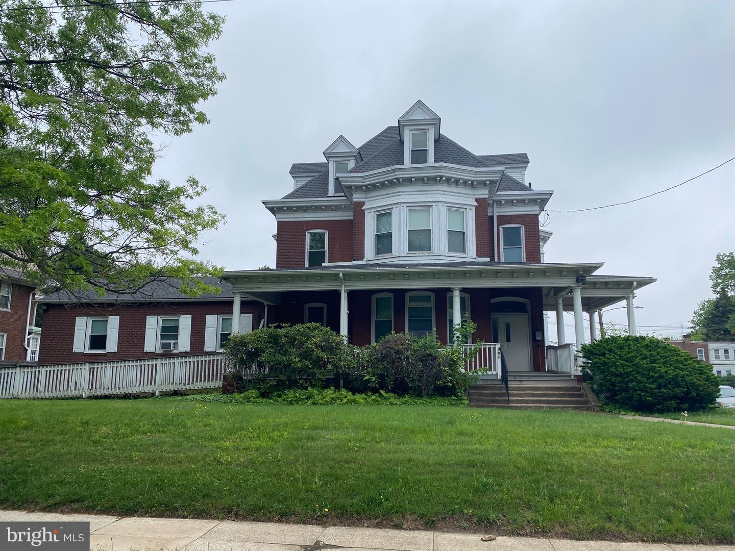 301 E 19th St Property Photo 2