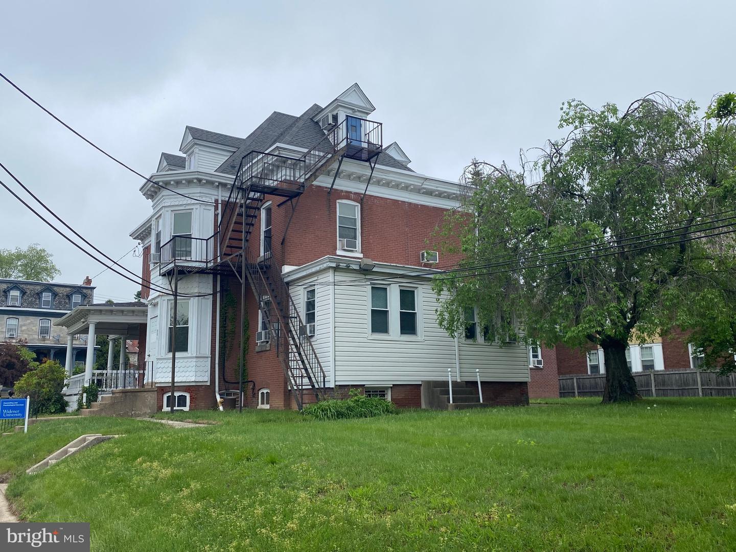 301 E 19th St Property Photo 3