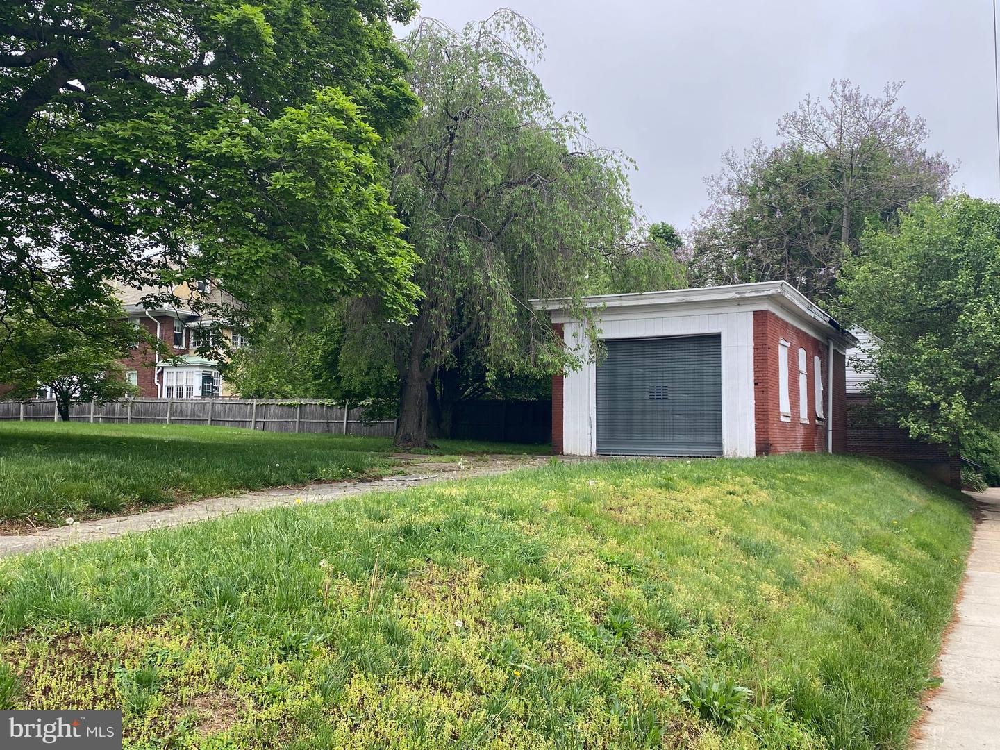 301 E 19th St Property Photo 4