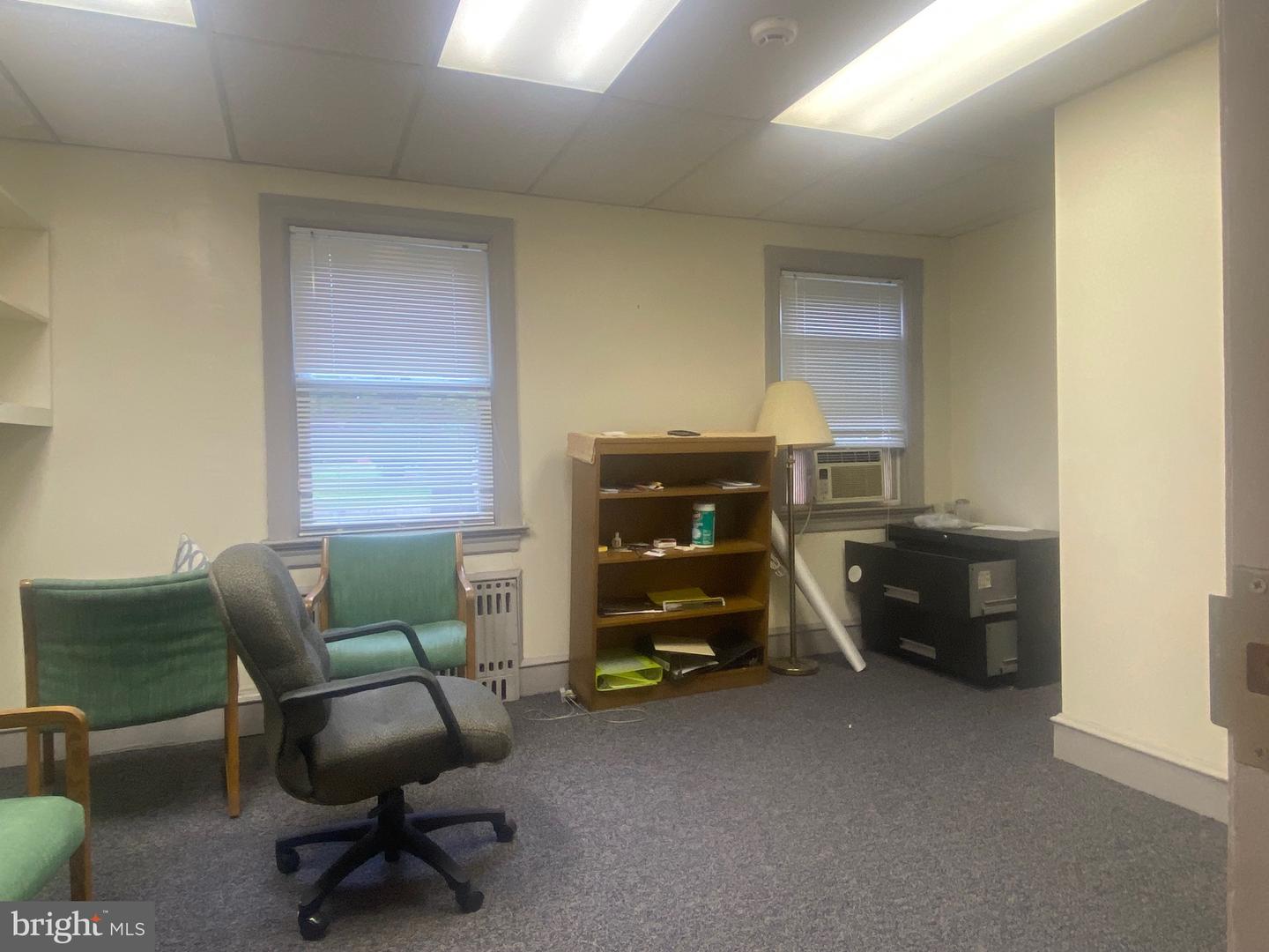 301 E 19th St Property Photo 9