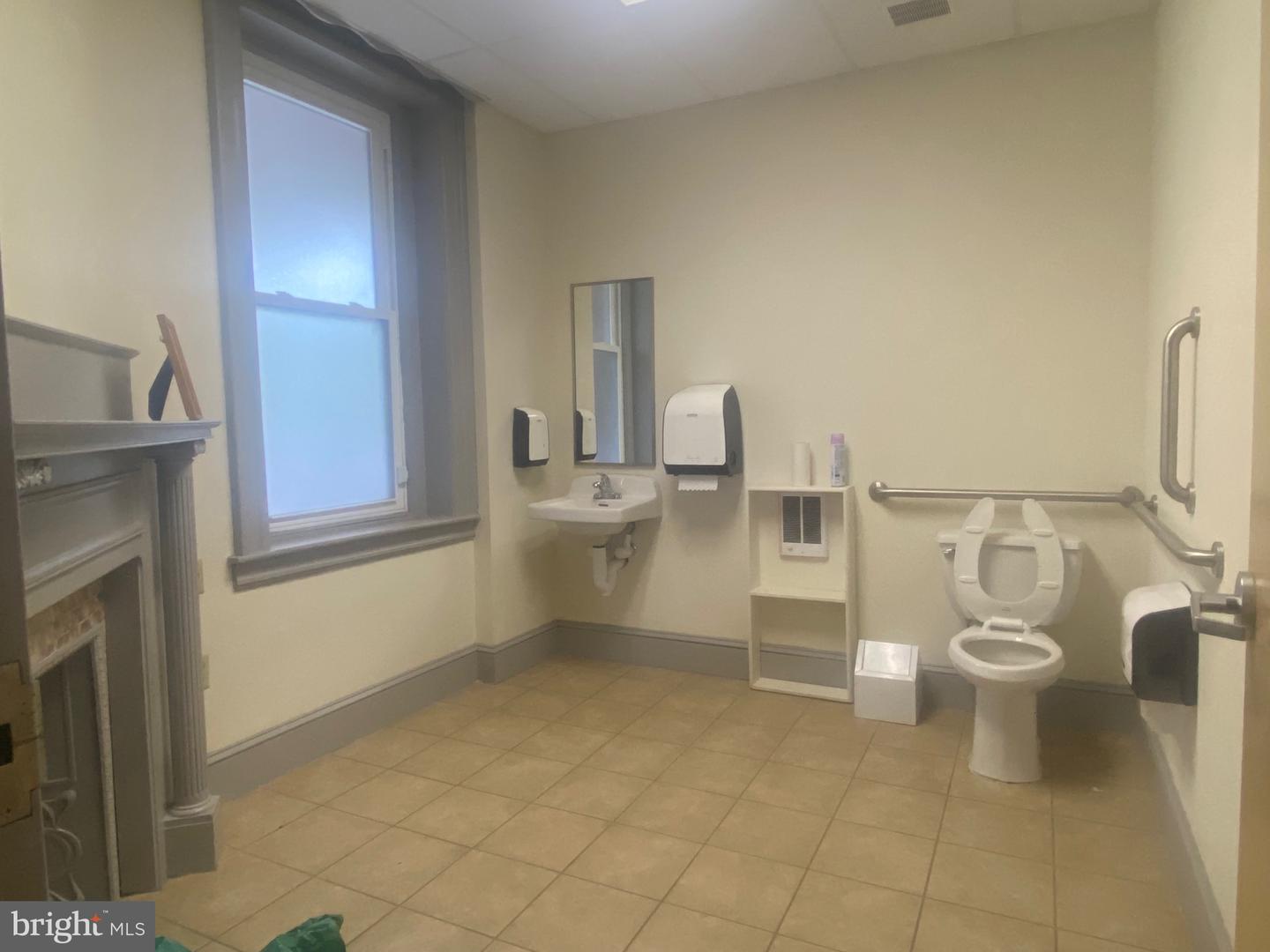 301 E 19th St Property Photo 18