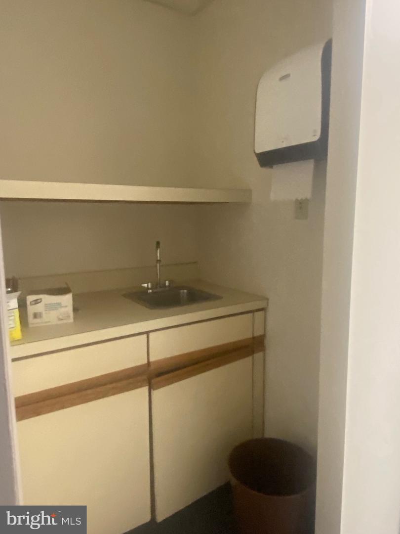 301 E 19th St Property Photo 20