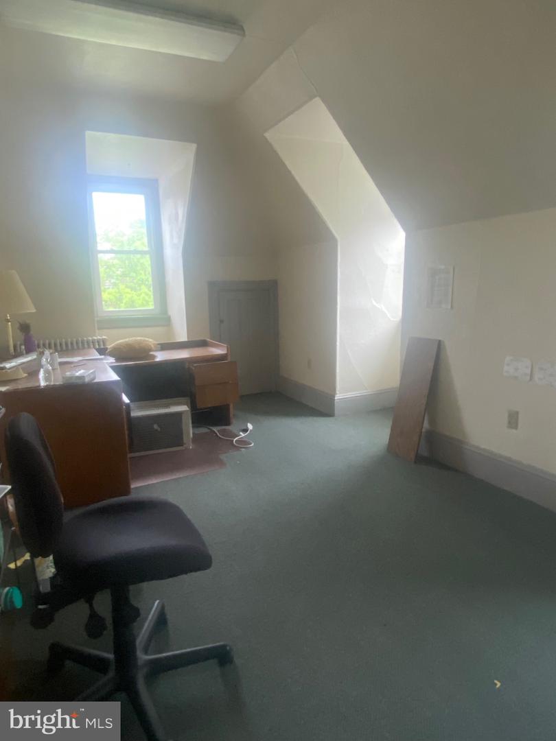 301 E 19th St Property Photo 22