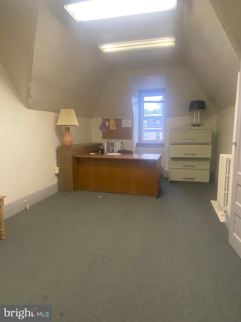 301 E 19th St Property Photo 23