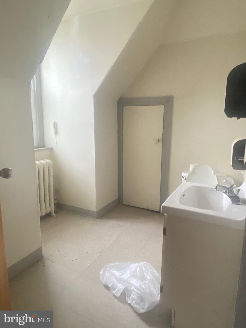 301 E 19th St Property Photo 24