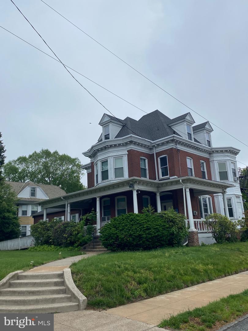 301 E 19th St Property Photo 27