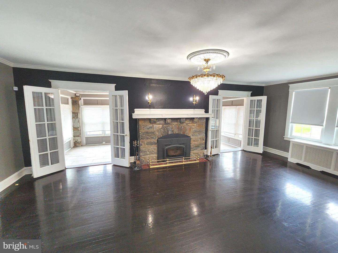 351 Congress Ave Property Photo 1