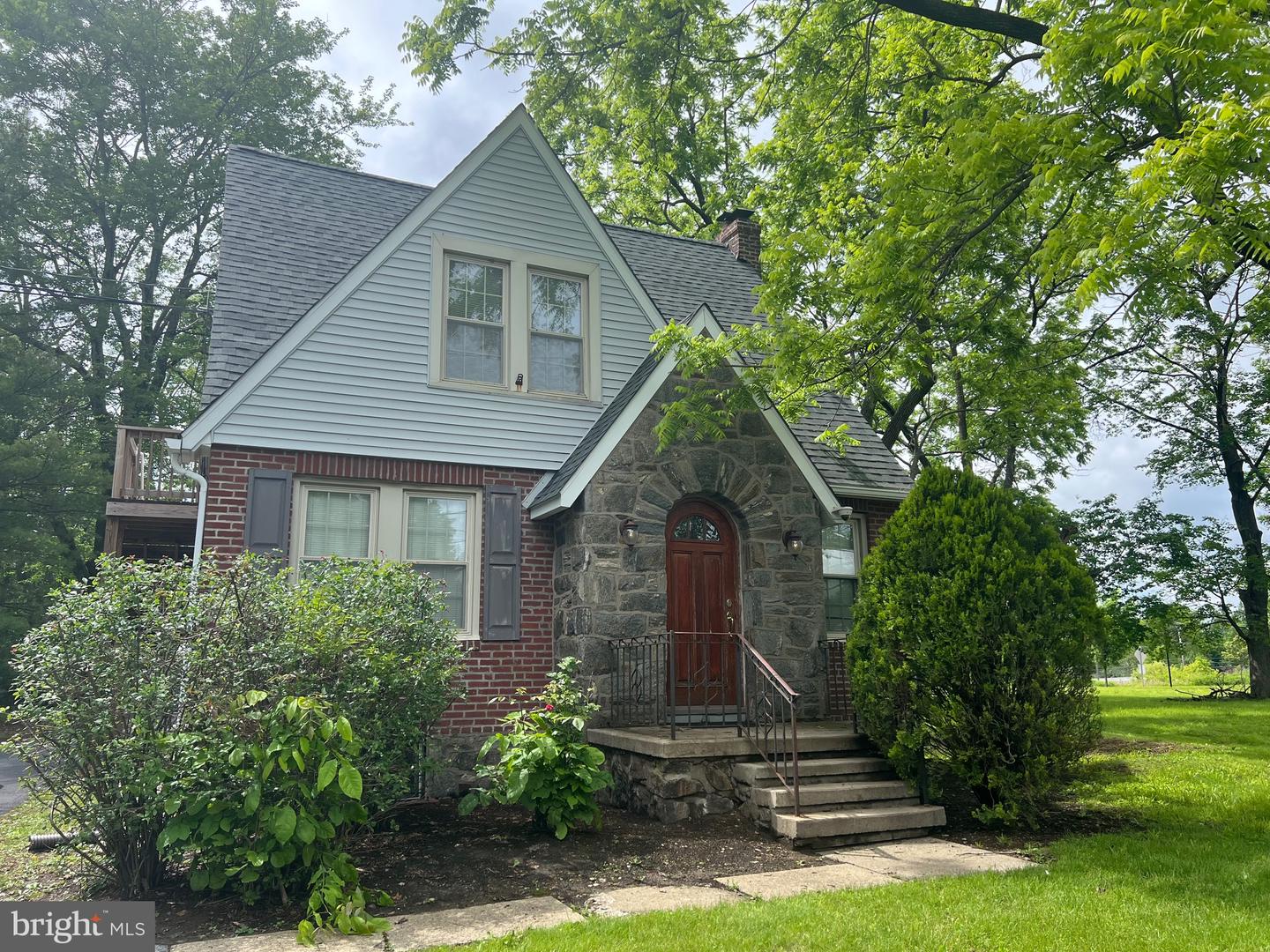 32 S Pennell Rd Property Photo 1