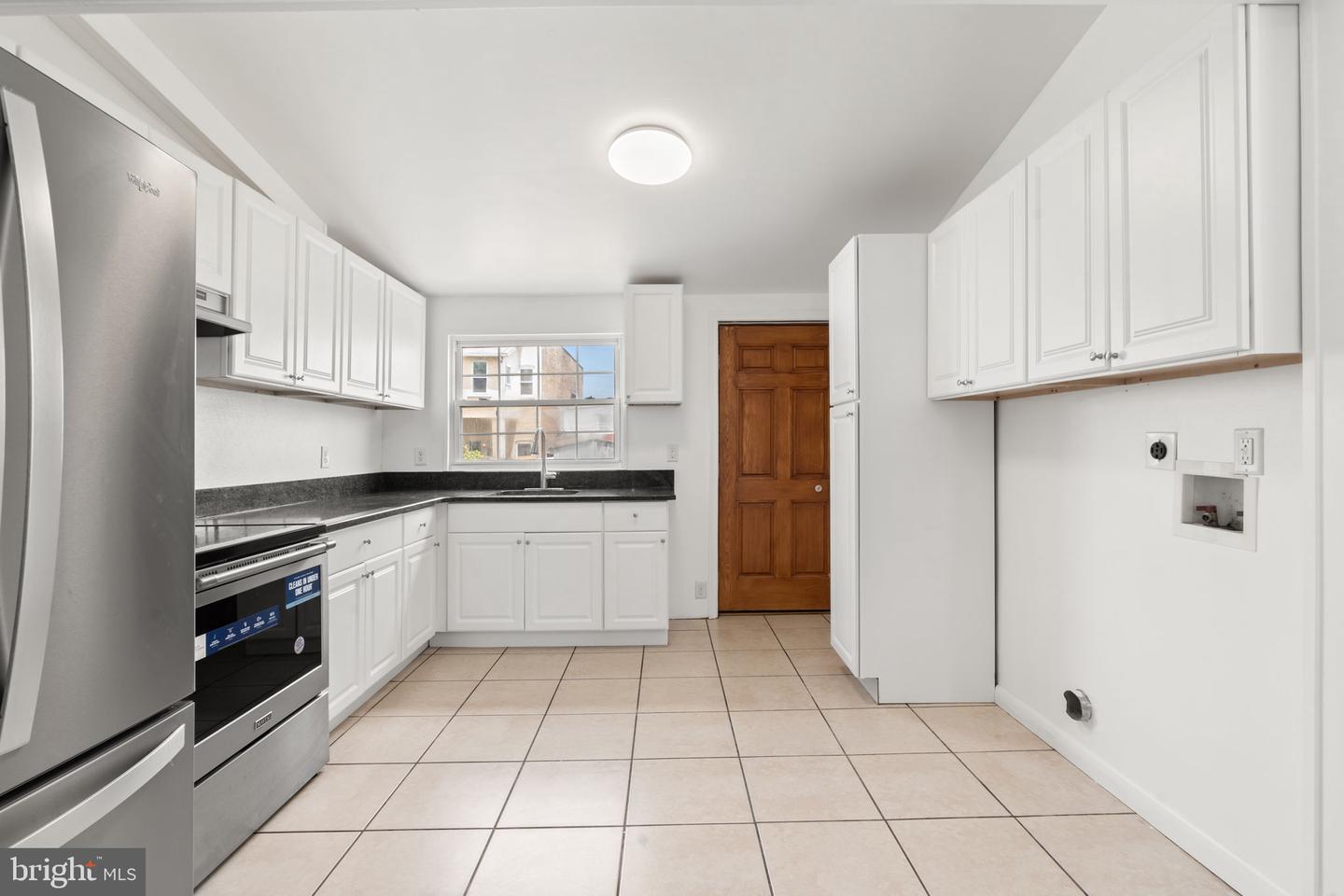 1359 Green St Property Photo 4
