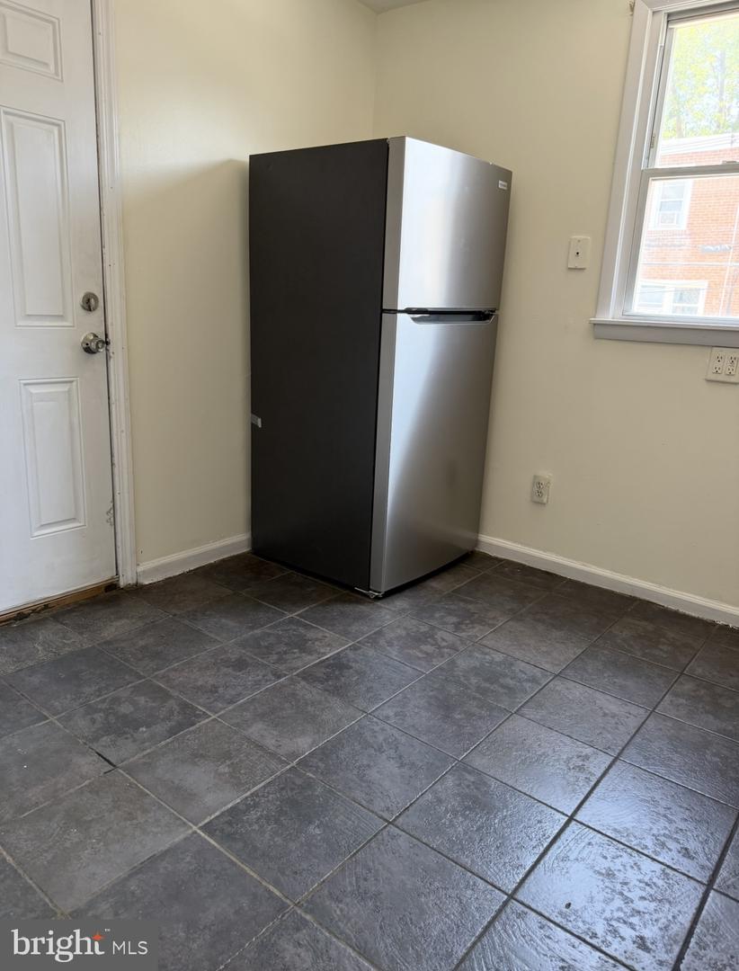 669 Long Ln Property Photo 8