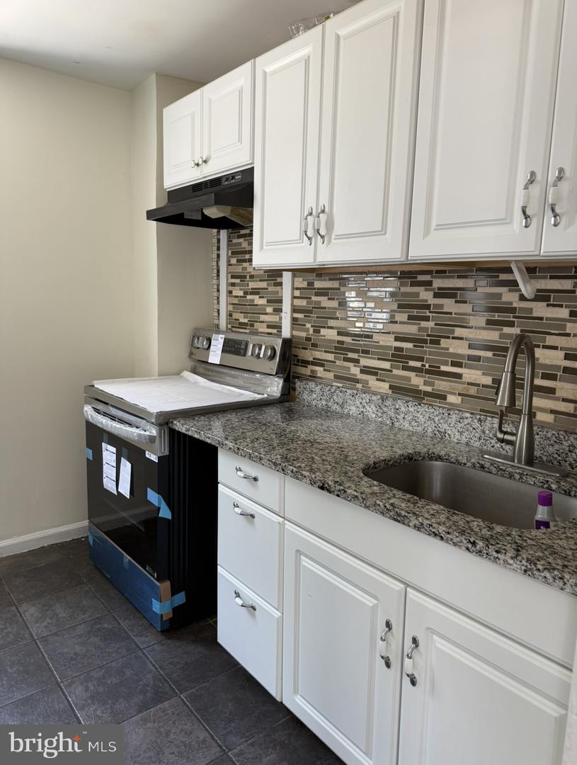 669 Long Ln Property Photo 9
