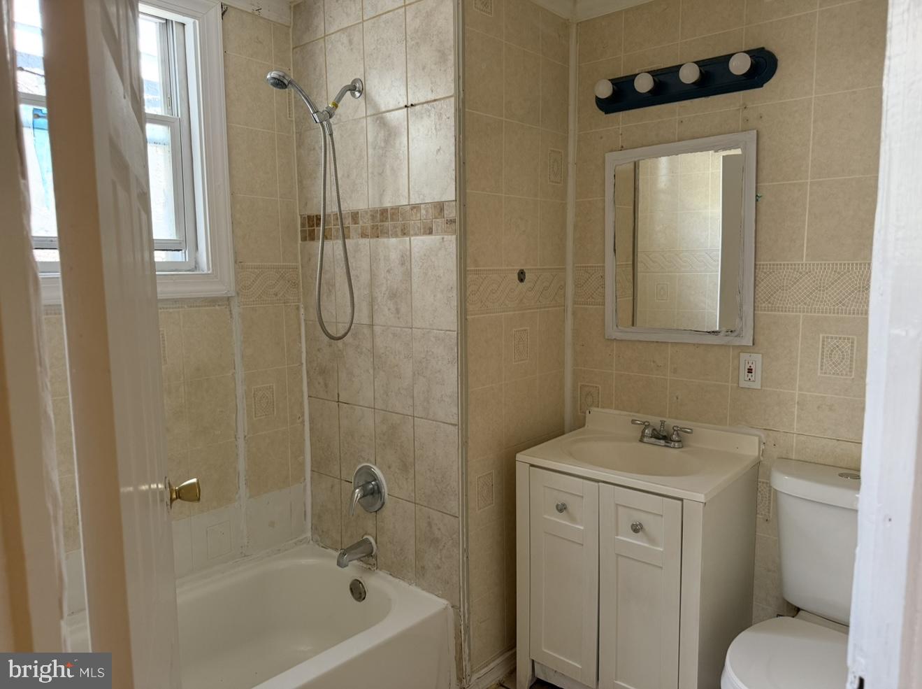 669 Long Ln Property Photo 13