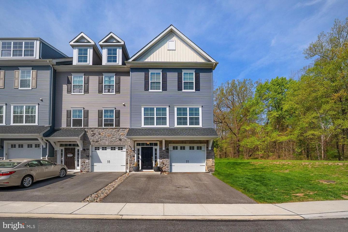 300 Rock Run Cir Property Photo 1