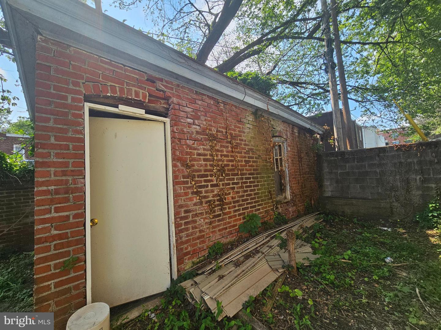 206 E 9th St Property Photo 3