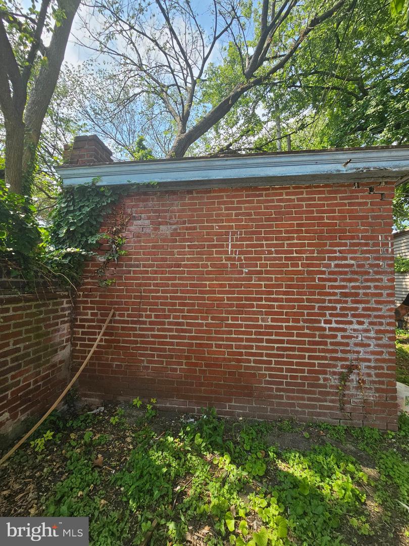 206 E 9th St Property Photo 4