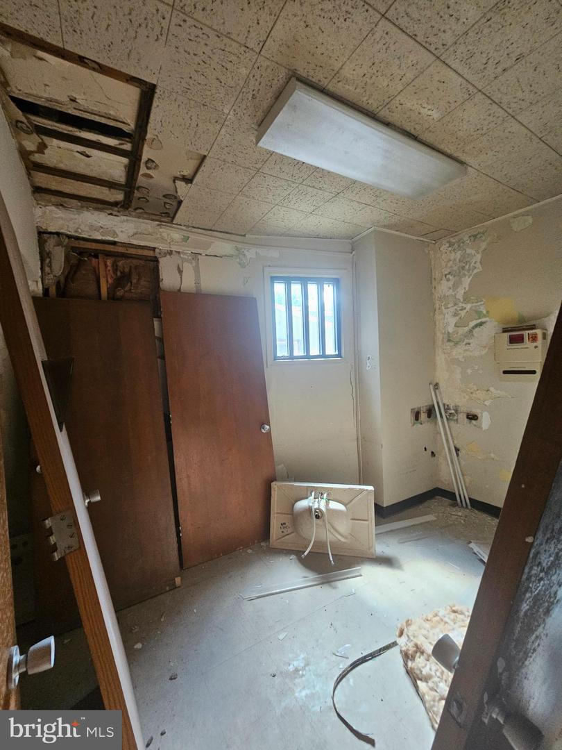 206 E 9th St Property Photo 12