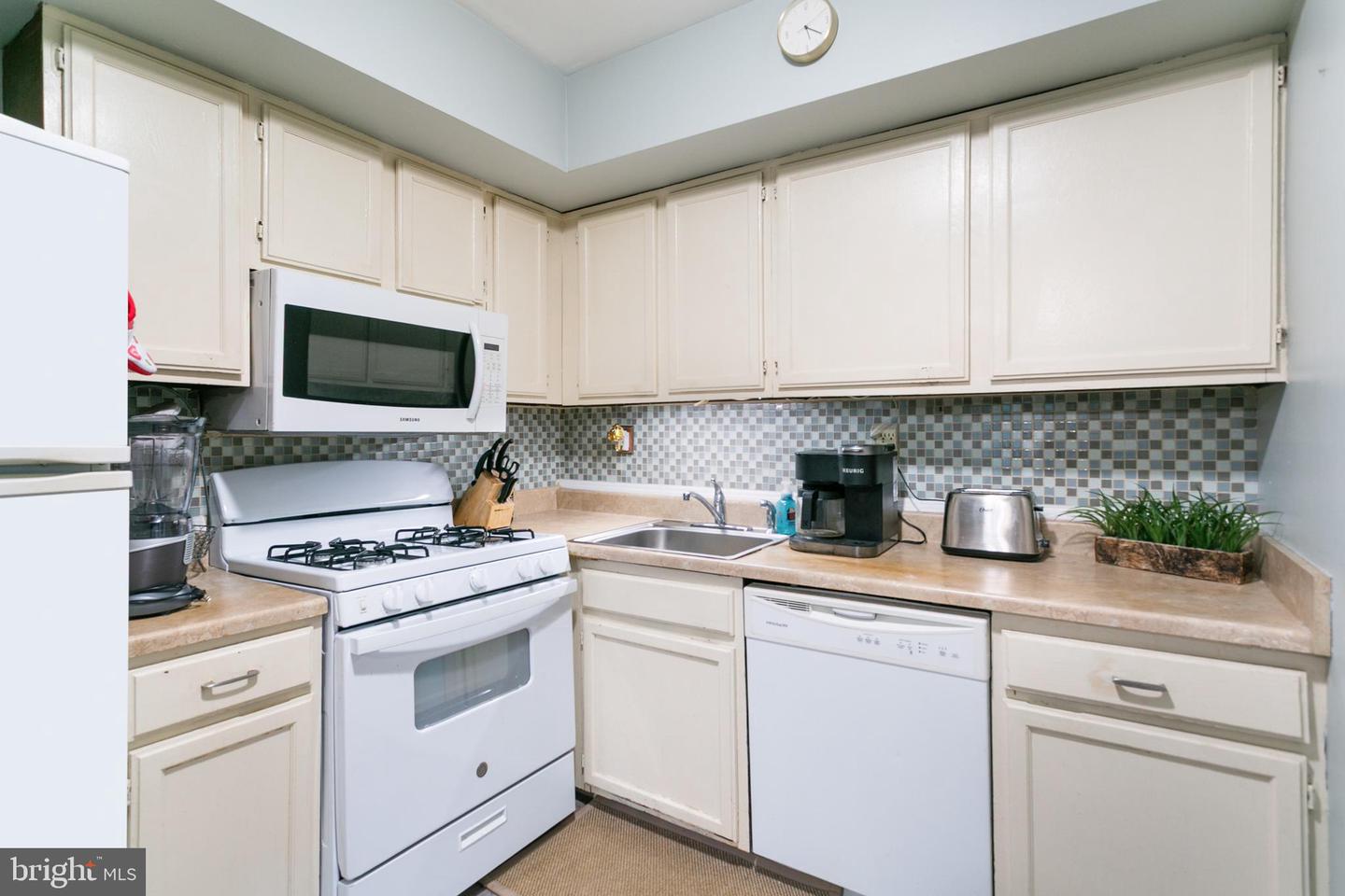 403 Painters Crossing #403 Property Photo 8