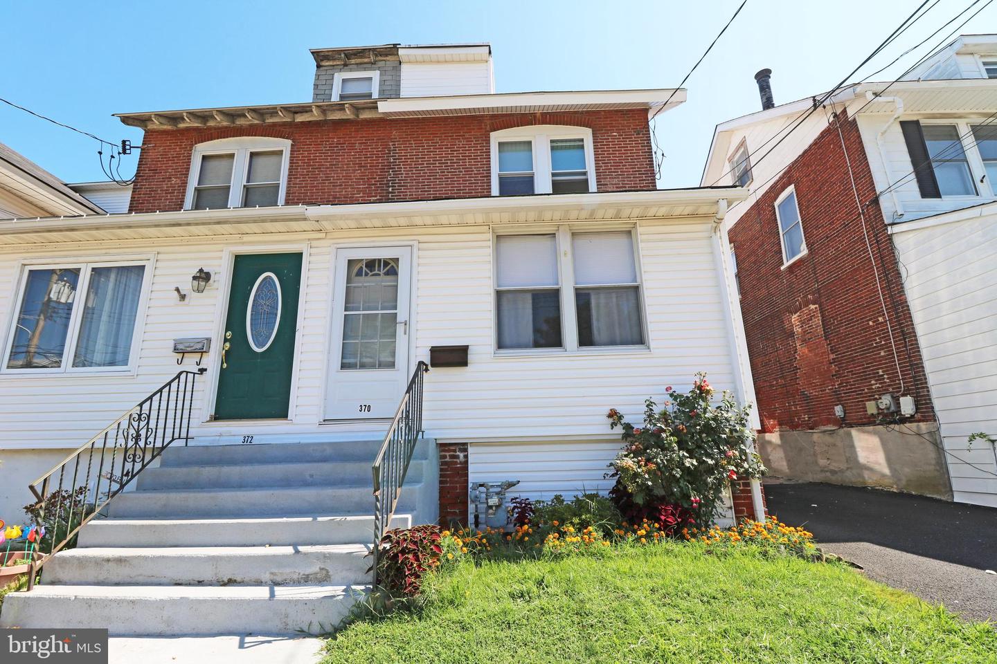 370 Amosland Rd Property Photo 1