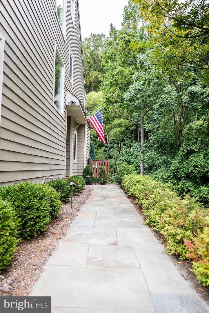429 Wooded Way Property Photo 4