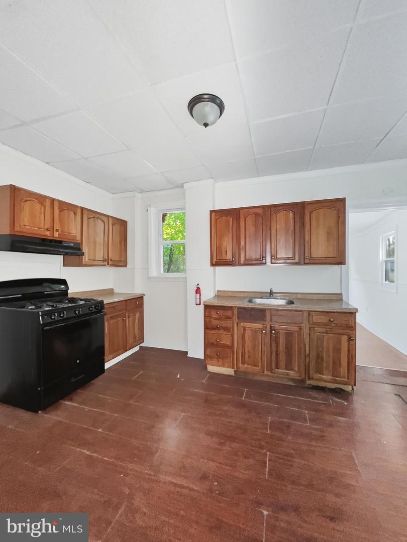 1102 Parker St Property Photo 3