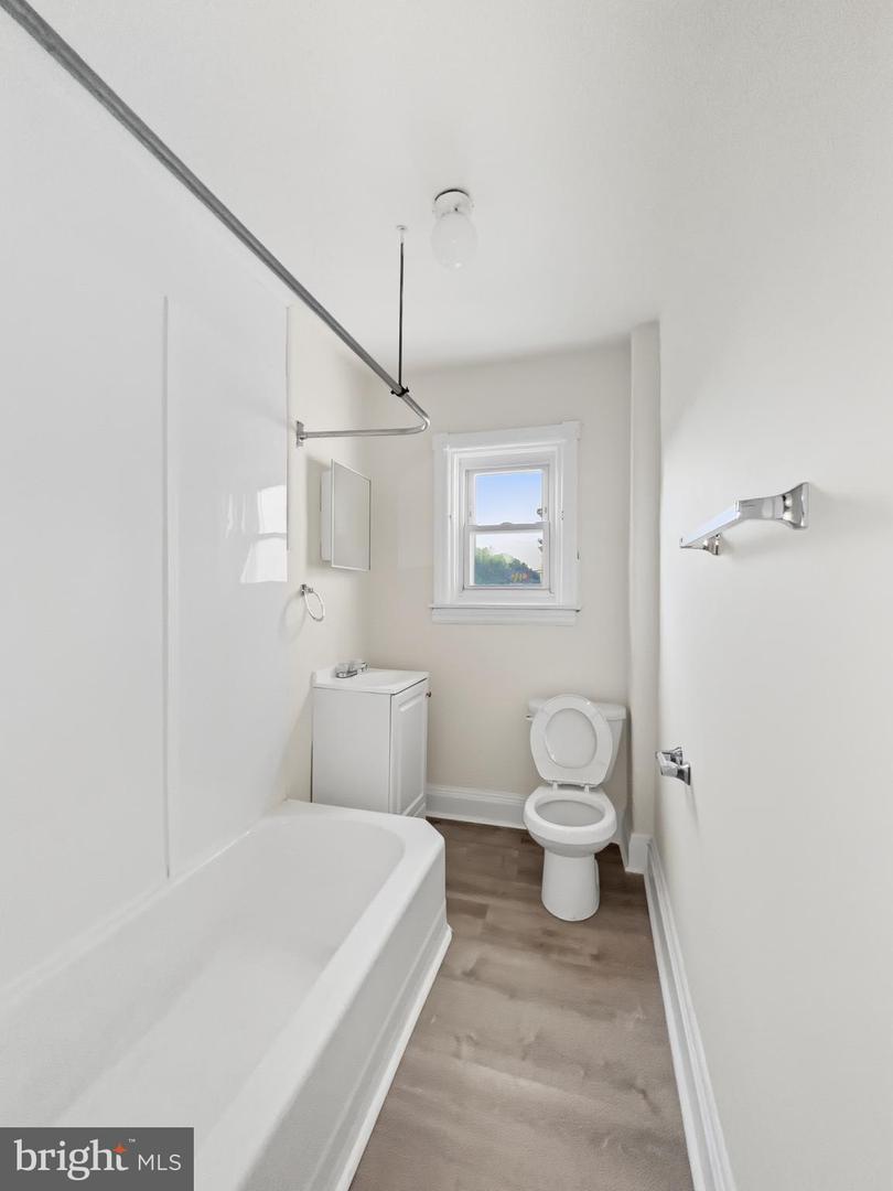 1102 Parker St Property Photo 4