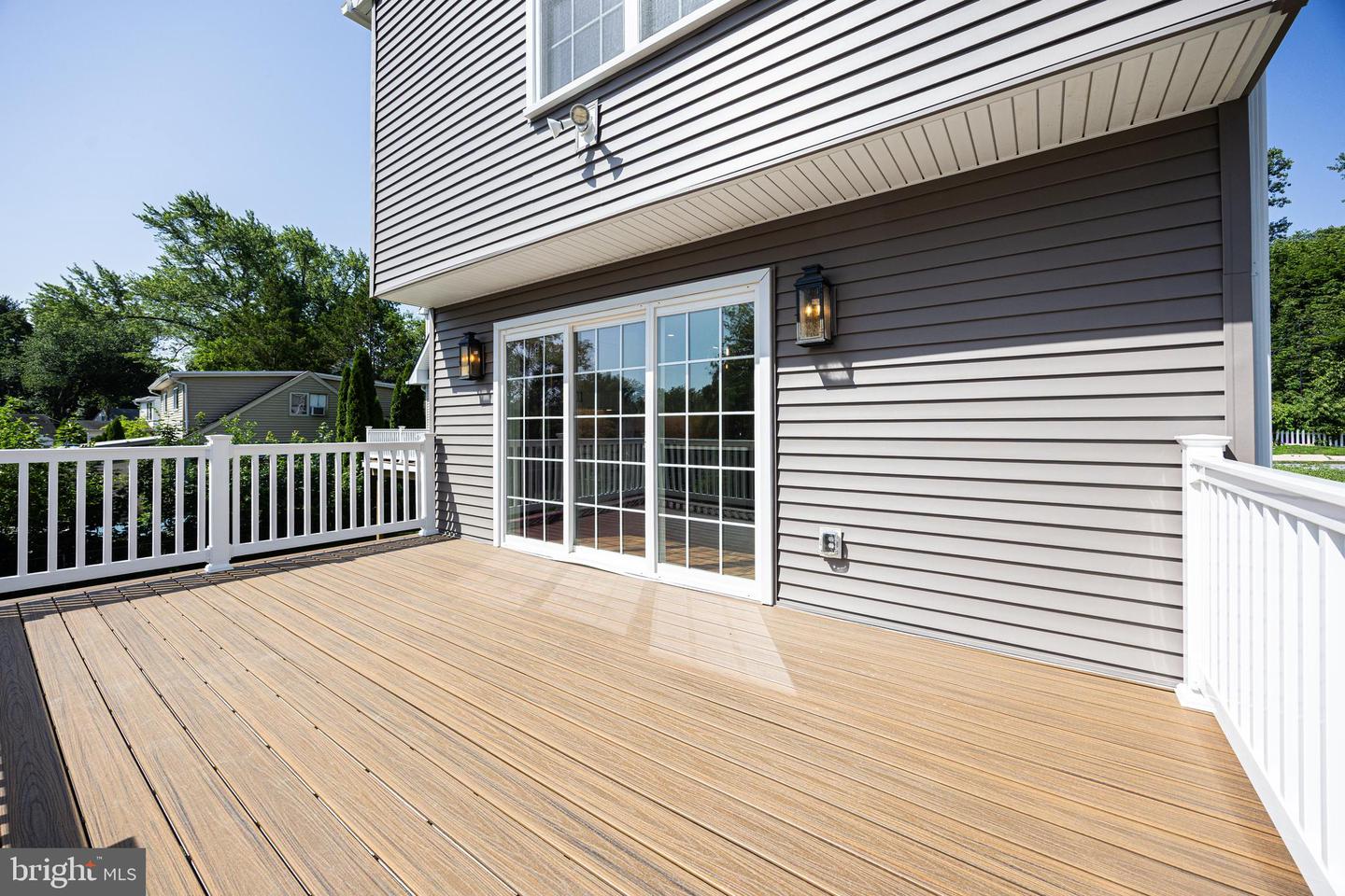 611 Summer St Property Photo 4