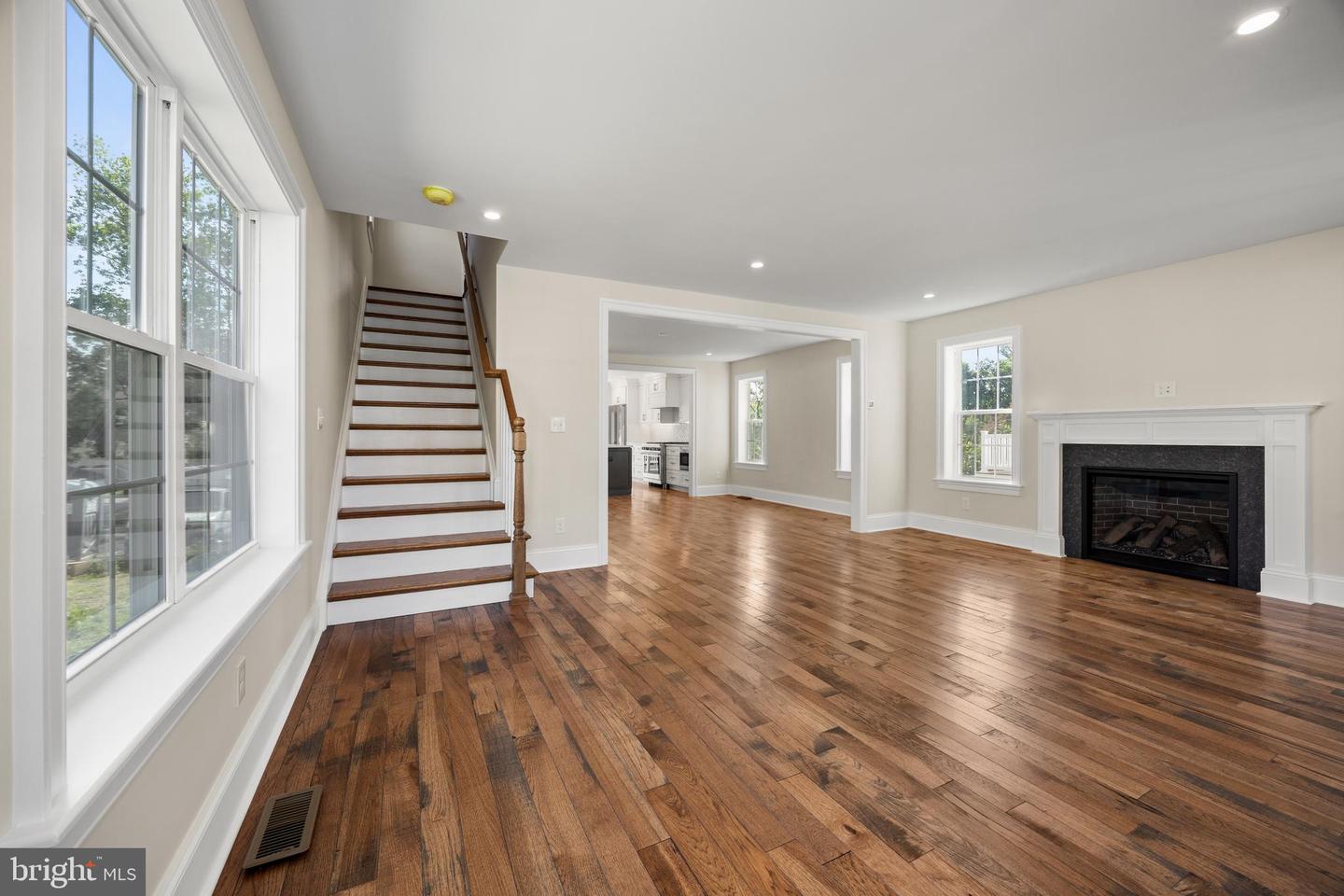 611 Summer St Property Photo 6