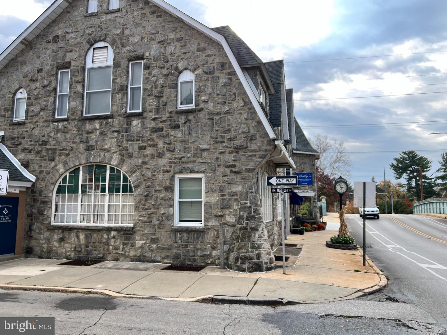27 S Lansdowne Ave Property Photo 4