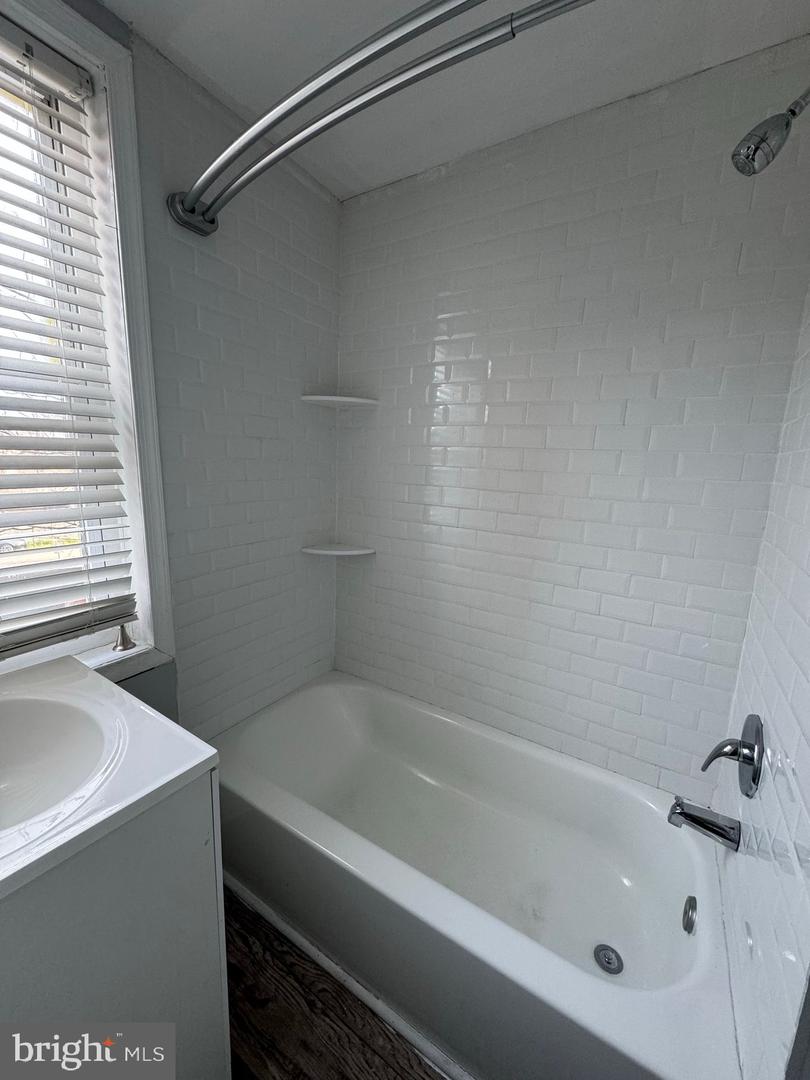 610 E 9th St #2 Property Photo 4